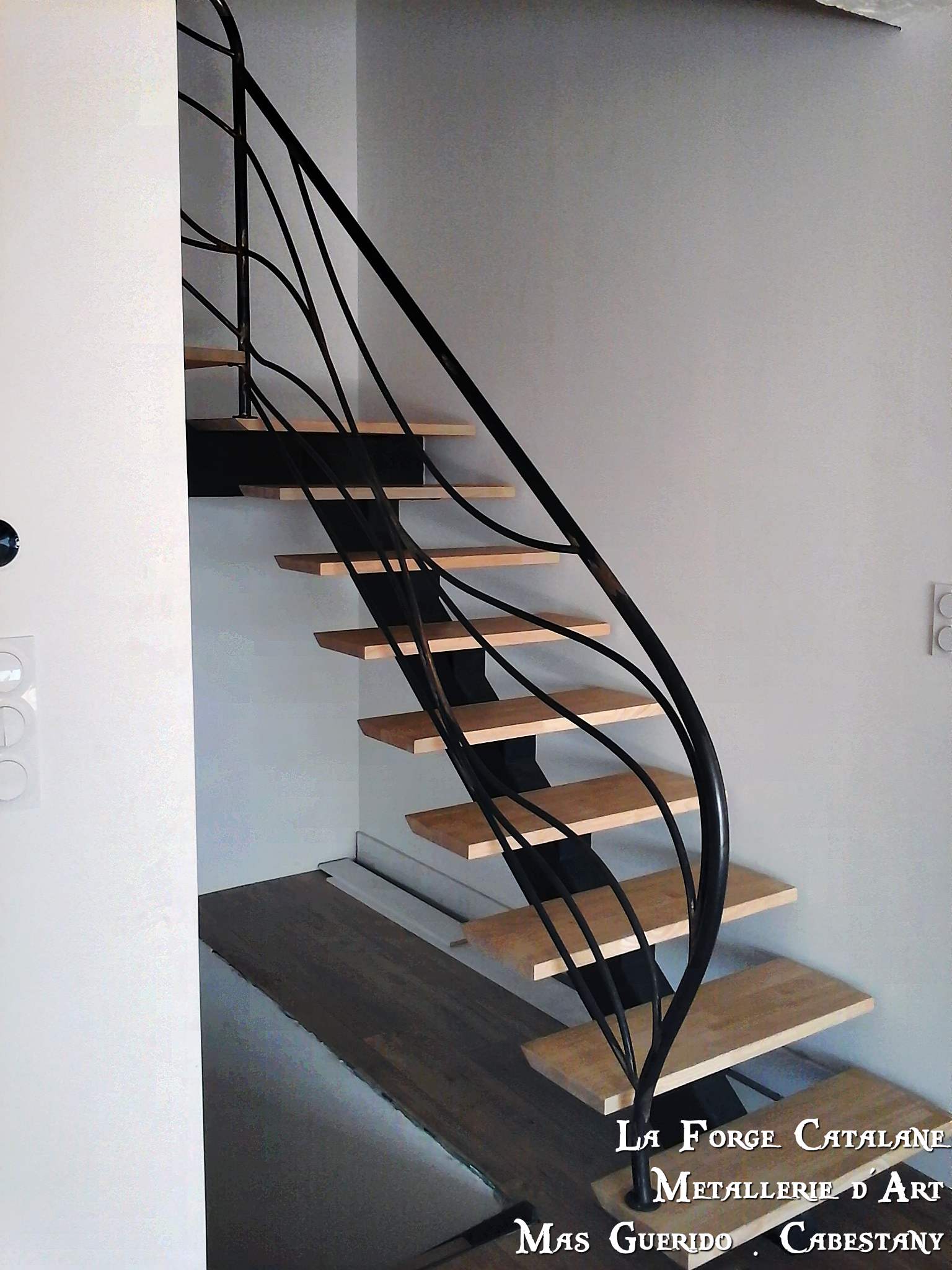 rampant escalier main courante tube rond et remplissage rondin effet vagues fer forge catalane (2).jpg